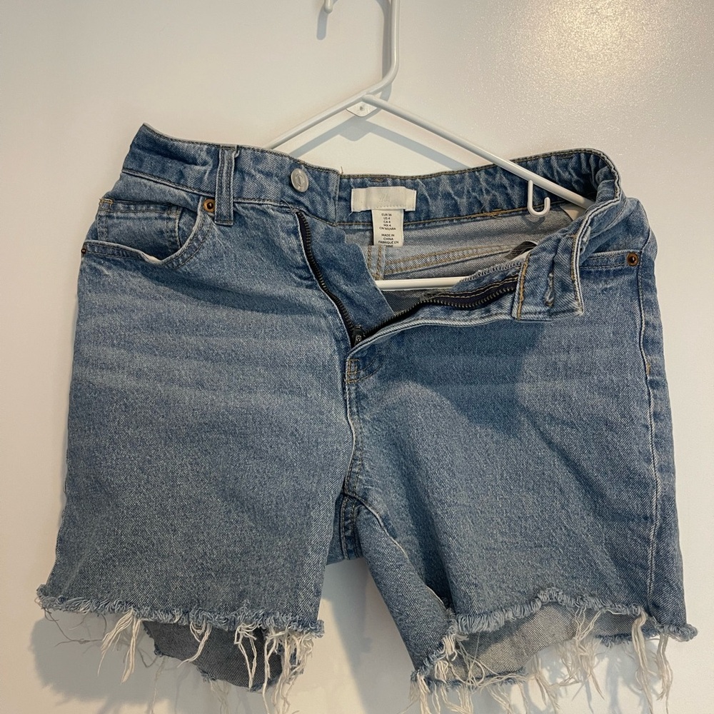 H&M High-Waisted Denim Cutoff Shorts – Light Wash, Size 4